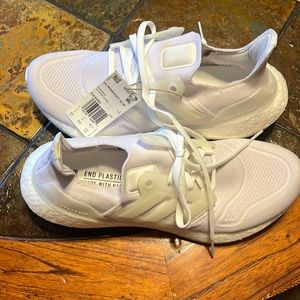 New. Never worn except when trying on in the store.